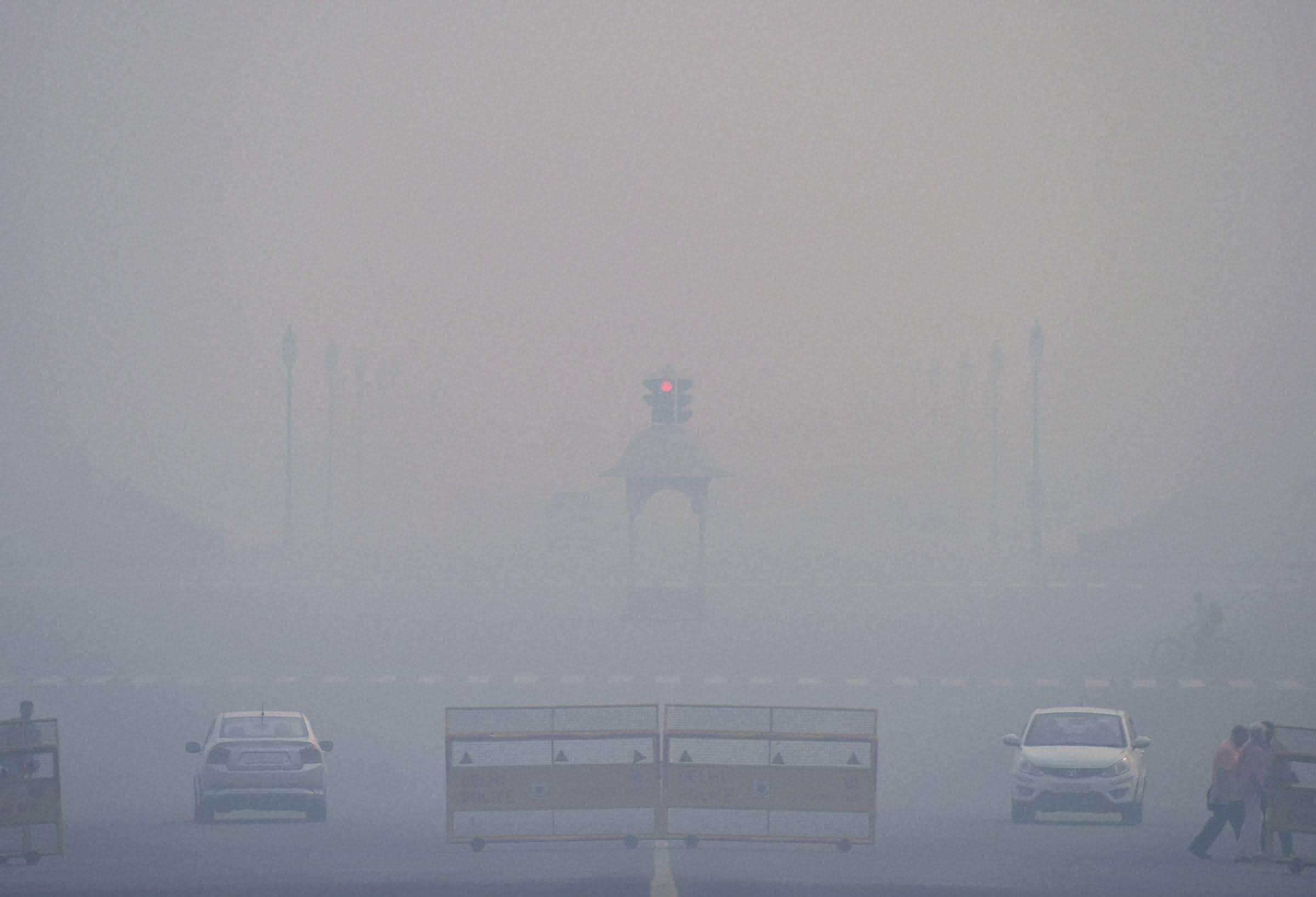 New Delhi : Indian commuters at a street of New Delhi whichis covered with dense smog as pollution hits hazardous levels on Wednesday. (Source: PTI)